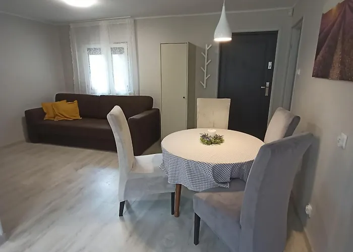 Деревянный коттедж Letniskowe Cztery Pory Roku *